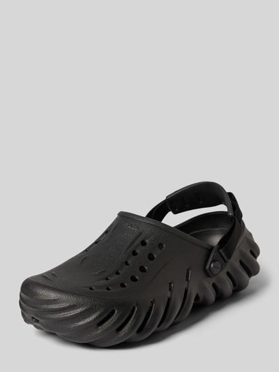 Produktfoto, Clogs mit verstellbarem Riemen Modell 'Echo' von Crocs, czarny kolor, zaokrąglony nosek, teksturowana powierzchnia, obuwie wsuwane, wysokość obcasa 6 cm w rozmiarze 43/44