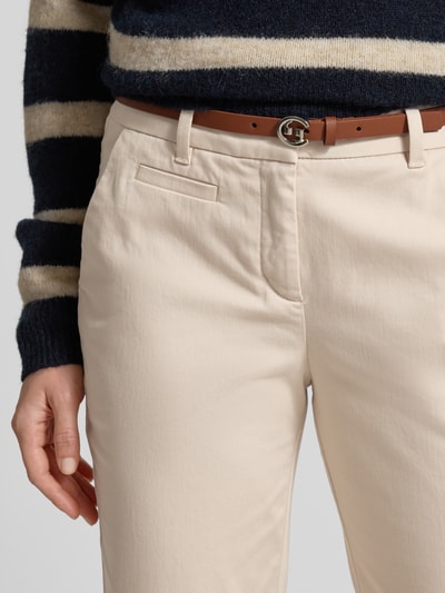 Vrouwenmodel draagt Chino met Gürtel van Comma, katoenmix met stretch, recht model, effen design, riem, steekzakken, detailopname heup.
