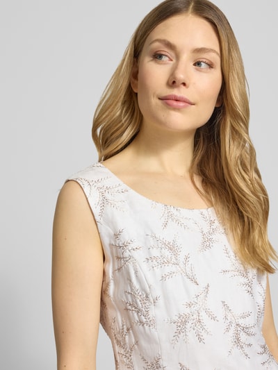 Kobiece model nosi Knielanges Etuikleid mit Stitchings od WHITE LABEL w jasnych kolorach z haftami, okrągły dekolt, prosty krój, sukienki etui, zbliżenie górnej części ciała. Szerokość w rozmiarze 36: 42 cm, długość tyłu: 99 cm.