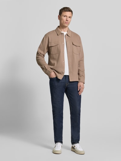 Männermodel trägt Relaxed Fit Hemdjacke aus reiner Baumwolle von Marc O'Polo Denim, Optik: Unifarben, Ganzkörperansicht von vorne.