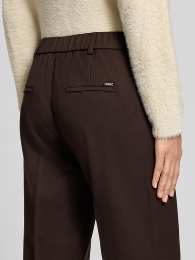 Kobieta prezentuje Regular Fit Weite Hose mit Viskose-Anteil Modell 'Jenny Wide' od TONI, brązowy kolor, gładka tekstura, detal z tyłu, damskie spodnie, Ganzkörperansicht Rückansicht.