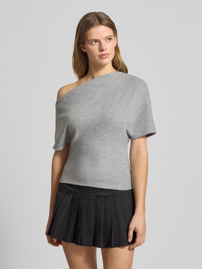 Frauenmodel trägt Regular Fit T-Shirt im asymmetrischen Design von Gina Tricot, grau mit Baumwoll-Anteil, kurzärmelig, Material-Mix, Ganzkörperansicht von vorne.