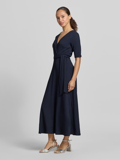 Frauenmodel trägt Wickelkleid mit V-Ausschnitt und Bindegürtel von Zero in dunkelblau, Material-Mix mit Stretch, A-Linie, Midikleid, Ganzkörperansicht von vorne.