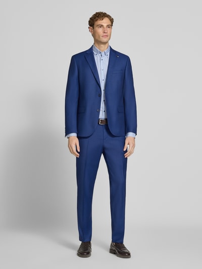 Männermodel trägt Regular Fit Sakko aus Schurwoll-Mix von bugatti in Blau, klassische Details, Ganzkörperansicht von vorne. Herren Sakko, elastischer Schurwoll-Mix, Reverskragen, Brust- und Pattentaschen, 2-Knopfleiste, Rückenlänge 73 cm, Schulterbreite 45 cm, Ärmellänge 67 cm.