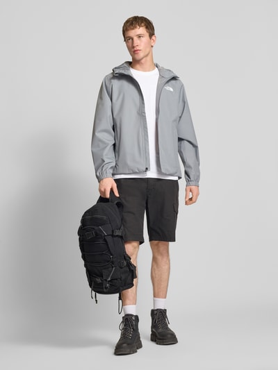 Mężczyzna nosi T-Shirt aus Baumwoll-Mix Modell 'EVOLUTION' von The North Face, biały kolor, krój regular fit, nadruk z logo, widok całej sylwetki z przodu.