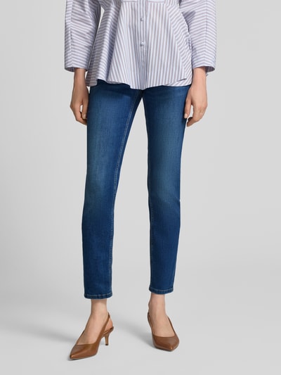 Kobiece modelka nosi Slim Fit Jeans aus Baumwoll-Mix Modell 'PIPER' od CAMBIO, niebieski kolor, tekstura gładka, zdjęcie z przodu, damskie jeansy slim fit. Kontext: damskie slim fit jeansy od CAMBIO. Ujęcie: zbliżenie na dolną część ciała.