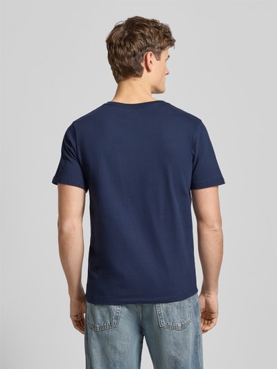 Männermodel trägt T-Shirt mit Label-Stitching von Levi's®, katoen, regular fit, donkerblauw, ruglengte 67 cm, ganzkörperansicht rückansicht.