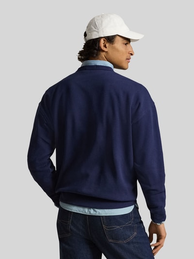 Männermodel trägt Regular Fit Sweatshirt aus Baumwoll-Mix von Polo Ralph Lauren, Optik: Unifarben, Materialverarbeitung: Sweat, Ganzkörperansicht Rückansicht.