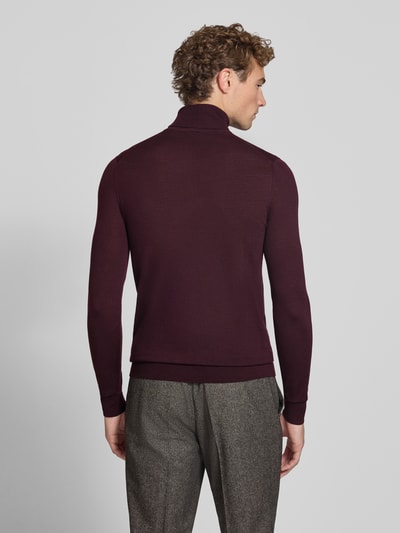 Männermodel trägt shirt met lange mouwen van zuiver wol Model 'Nevile' van Tiger of Sweden in bordeaux, recht model, col, semi-transparante look, ribboorden, ruglengte maat M 70 cm, mouwlengte maat M 69 cm, ganzkörperaanzicht rugaanzicht.
