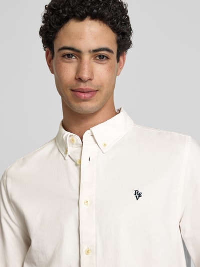 Männermodel trägt Regular Fit Freizeithemd mit Button-Down-Kragen von REVIEW, Reine Baumwolle, Label-Stitching, Nahaufnahme Oberkörper.