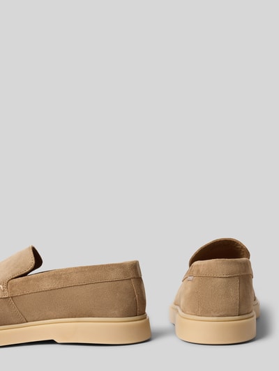 Produktfoto, Loafer aus echtem Leder Modell 'LIAM' von PS Poelman in Beige mit abgerundeter Form, Ziernähte, glatte Sohle, Absatzhöhe 2 cm, Schafthöhe 6 cm, Schaftweite 12 cm