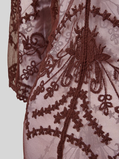 Frauenmodel trägt Kaftan aus Baumwoll-Mix Modell 'KARINA' von Pieces, Semitransparent-Optik, Floral-Muster, Materialverarbeitung: Mesh, Detailaufnahme.