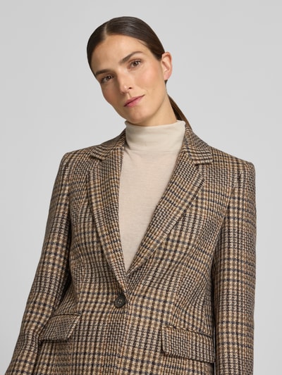 Frauenmodel trägt Regular Fit Blazer aus Viskose-Mix von Luisa Cerano im Karo-Muster, Pattentaschen, Reverskragen, Nahaufnahme Oberkörper.