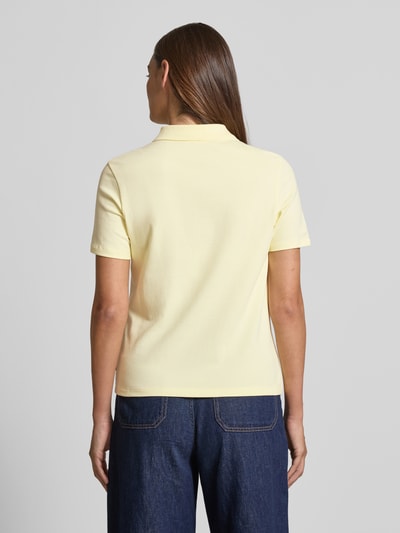Frauenmodel trägt Regular Fit Poloshirt aus Baumwoll-Mix von s.Oliver RED LABEL, unifarben, Piqué-Struktur, kurzarm, Ganzkörperansicht Rückansicht.