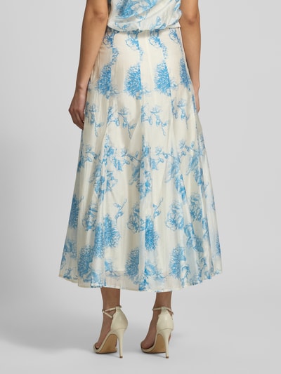 Frauenmodel trägt Maxirock aus Lyocell-Mix Modell 'Evangelia' von MSCH Copenhagen mit blauem floralem Allover-Print, Ganzkörperansicht Rückansicht.
