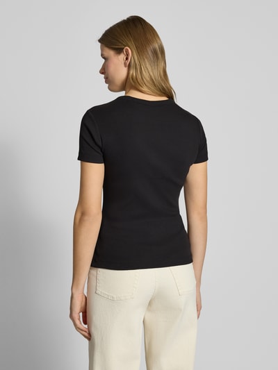 Frauenmodel trägt Slim Fit T-Shirt mit Logo-Stitching von G-Star Raw, schwarz, Rundhalsausschnitt, Rib-Optik, Ganzkörperansicht Rückansicht