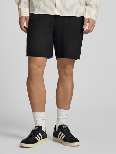 Männermodel trägt Regular Fit Shorts aus Leinen-Viskose-Mix Modell 'LAURENCE' von Only & Sons, Optik: Unifarben, Eingrifftaschen, Schwarz, Nahaufnahme Oberschenkel Vorderansicht.