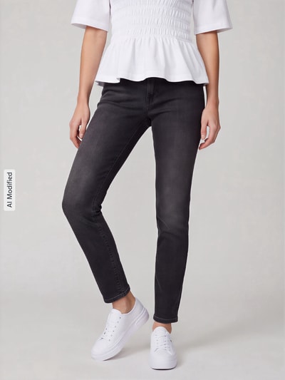 Frauenmodel trägt Straight Fit Jeans aus Baumwoll-Mix Modell 'Dream Cropped' von MAC in Dunkelgrau mit leichter Waschung, Ganzkörperansicht von vorne, Damen Straight Fit Jeans von MAC, KI-modifiziertes Bild.