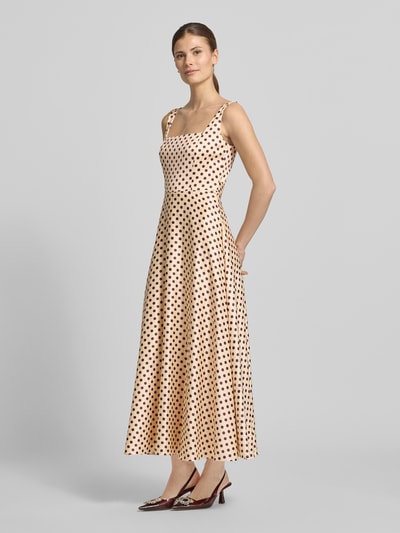 Frauenmodel trägt Cocktailkleid mit Karree-Ausschnitt und Bindegürtel von Jake*s Cocktail, A-Linie, Midikleid, blickdicht, Ganzkörperansicht Rückansicht.