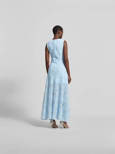 Frauenmodel trägt Maxikleid mit floralen Allover-Details von ROTATE in Hellblau, Elastischer-Material-Mix, Körpernahe Passform, Rundhalsausschnitt, Ärmelloses-Design, Rückansicht, Ganzkörperansicht