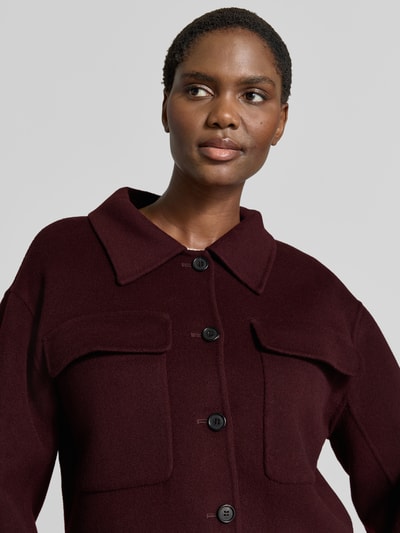 Vrouwenmodel draagt Jacke aus Schurwolle mit Brusttaschen van windsor., donker bordeaux, zuivere scheerwol, regular fit, platte kraag, knoopsluiting, borstzak, Nahaufnahme bovenlichaam