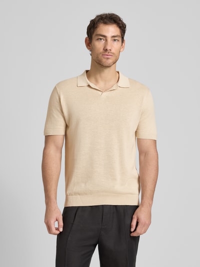 Männermodel trägt Regular Fit Poloshirt aus Baumwoll-Leinen-Mix Modell 'MATTIS' von SELECTED HOMME in Beige, Ganzkörperansicht von vorne. Unifarbenes Feinstrick-Oberteil mit Polokragen, V-Ausschnitt und kurzem Arm, dezenter Label Patch, angenehme Struktur.