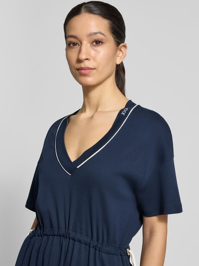 Modelka nosi sukienkę midi z bawełny model 'Tomika' od JOOP!, dekolt w serek, wyhaftowane logo, taliowany krój, regulowana talia, granatowy, widok na górną część ciała z przodu.