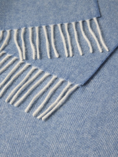 Produktfoto, Schal aus Kaschmir mit Fischgrat-Dessin und Fransen von SALMONE, hellblau, rechteckig, weiche Textur, Detailaufnahme.