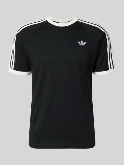 Produktfoto, schwarzes T-Shirt mit weißen Details, Rundhalsausschnitt, Label-Stitching von adidas Originals aus reiner Baumwolle, Regular Fit
