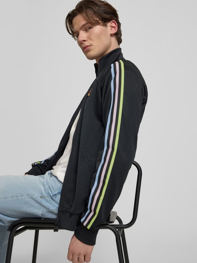 Männermodel trägt Regular Fit Trainingsjacke mit JFA-Applikation von adidas Originals, Optik: Unifarben, Ganzkörperansicht von vorne.