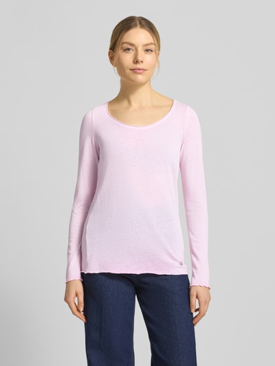 Frauenmodel trägt Longsleeve mit Rundhalsausschnitt von Smith and Soul, Baumwoll-Mix, Regular-Fit, Label-Detail, zartrosa, Ganzkörperansicht von vorne.