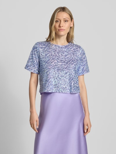 Vrouwenmodel draagt Cropped T-shirt met pailletten model 'Dine' van GUIDO MARIA KRETSCHMER WOMAN, materiaalmix met stretch, korte look, ronde hals, ruglengte maat 36: 39 cm, paarse en zilveren tinten, glanzende textuur, voorkant volledige lichaamsweergave.