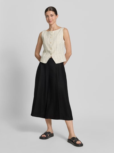 Frauenmodel trägt Loose Fit Leinenhose mit elastischem Bund Modell 'MELLI' von Brax in Optik: Unifarben, reines Leinen, Ganzkörperansicht von vorne.