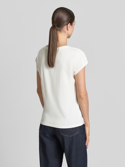 Frauenmodel trägt T-Shirt aus Baumwoll-Viskose-Mix mit Motiv-Print von Christian Berg Woman in Weiß, Regular-Fit, Ganzkörperansicht Rückansicht. Damen T-Shirt mit Rundhalsausschnitt, Rückenlänge bei Größe S: 59 cm.