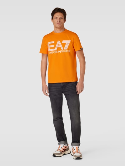 EA7 Emporio Armani T-Shirt mit Label-Print Orange 1