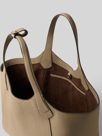 Produktfoto, Shopper aus echtem Leder mit Label-Detail von BOSS, beigefarbene strukturierte Oberfläche, braunes Innenfutter, Damen Shopper von BOSS