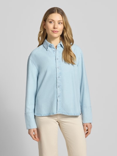 Frauenmodel trägt Relaxed Fit Hemdjacke aus Lyocell in Denim-Optik von MAC, helle Farbe, glatte Struktur, Ganzkörperansicht von vorne. Rückenlänge bei Größe S: 68 cm, Schulterbreite: 45 cm, Brustweite: 53 cm, Ärmellänge: 60 cm, Hemdblusenkragen, Knopfleiste.
