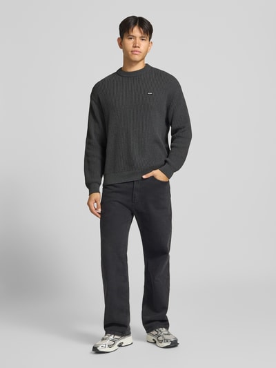 REVIEW Regular Fit Strickpullover aus Baumwoll-Mix mit Label-Patch Dunkelgrau 1