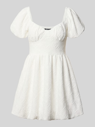 Produktfoto, Minikleid mit floralem Loch-Stitching van Gina Tricot, dames mini-jurk, witte kleur, elastische materiaalmix, getailleerd, plooien-look, jurk met korte mouwen, ruglengte maat S: 81 cm, borstwijdte maat S: 37 cm, mouwlengte maat S: 22 cm