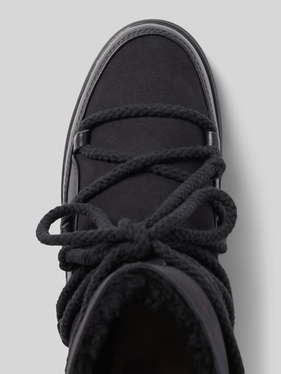 Produktfoto, Boots mit Schnürverschluss Modell 'Classic' von INUIKII in Schwarz, abgerundete Form, leicht profilierte Sohle, Detailaufnahme. Kontext: Damen Boots von INUIKII, Modell 'Classic', Schnürverschluss, abgerundete Passform, Sohle mit leichtem Profil, Absatzhöhe 3 cm, Schafthöhe 17 cm, Schaftweite 14 cm.