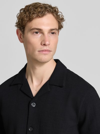 Männermodel trägt Regular Fit Freizeithemd aus Baumwoll-Mix Modell '11 FILIP' von Strellson, unifarben, Resortkragen, Nahaufnahme Oberkörper