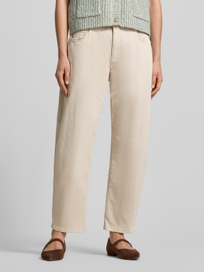 Frauenmodel trägt Stoffhose mit 5-Pocket-Design Modell 'DANNI' von MAC, beige, lockerer Schnitt, Baumwoll-Mix mit Stretch, Nahaufnahme Oberkörper.