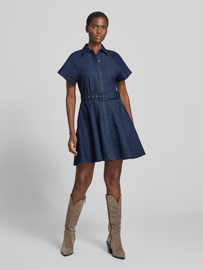 Modelka nosi Tailliertes Freizeitkleid aus reiner Baumwolle Modell 'KASTINA' od HUGO, granatowy z paskiem, sukienki casualowe; pełna sylwetka z przodu.