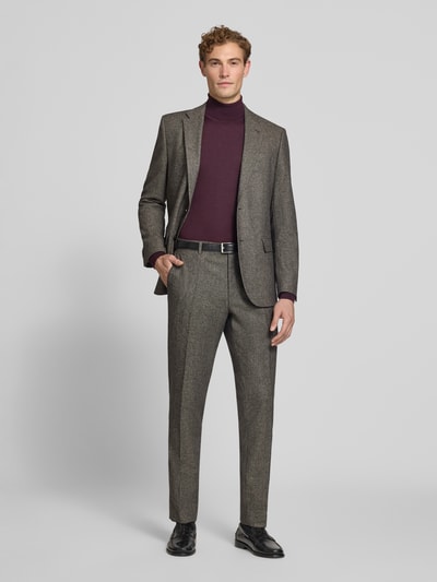 Männermodel trägt Regular Fit Anzughose aus Woll-Mix Modell 'Leon' von BOSS in Grau, strukturierte Textur, Ganzkörperansicht von vorne, Herren Anzughose von BOSS.