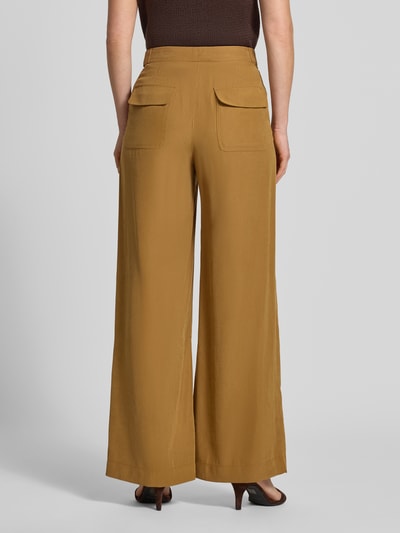 Männnermodel trägt Weite Hose mit Modal-Mix von Jake*s Casual in warmem Braunton mit geraden, weiten Beinen und glatter Textur, Ganzkörperansicht Rückansicht