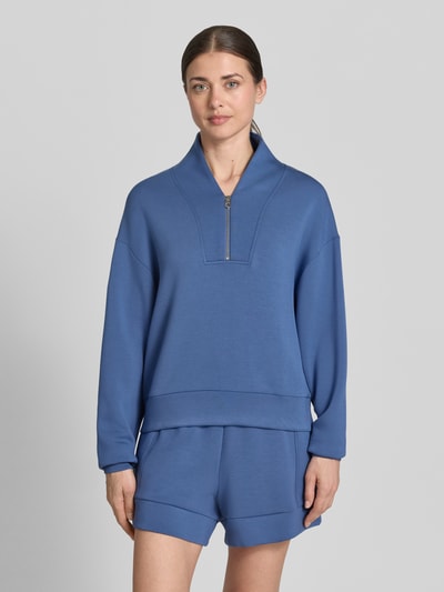 Vrouwenmodel draagt Sweatshirt aus Viskose-Mix mit Reißverschluss Modell 'davidson' van VARLEY in blauw, regular fit, V-hals, vooraanzicht bovenlichaam