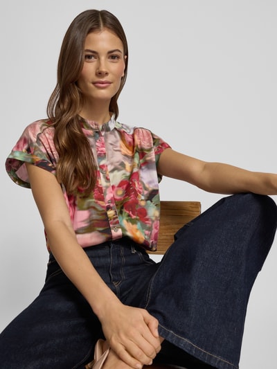 Kobiece modelka ma na sobie Hemdbluse mit Stehkragen od More & More, czysta bawełna, luźny krój, długość tyłu 65 cm, krótki rękaw, kolorowy wzór, widok z przodu, zbliżenie na górną część ciała.