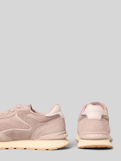 Produktfoto, Sneaker aus Leder-Mix mit Logo-Detail Modell 'City' von HOFF in Beige-Rosé, abgerundete Passform, Damen Sneaker, neutrale Farben, glatte und veloursartige Texturen, Absatzhöhe 2 cm, Schafthöhe 9 cm, Schaftweite 8 cm.