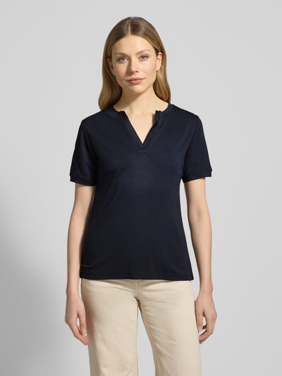 Frauenmodel trägt T-Shirt mit V-Ausschnitt von More & More, dunkelblau, Regular Fit, schimmernde Abschlüsse, Modal-Elasthan-Mix, Ganzkörperansicht von vorne.
