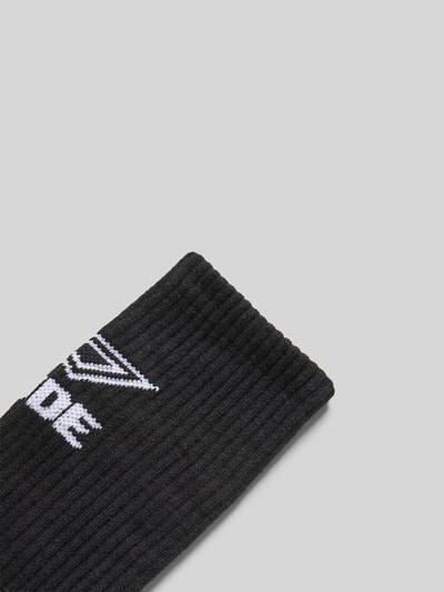 Produktfoto, Socken mit Logo-Stitching von RHUDE in Schwarz-Weiß, reine Baumwolle, Strick- und Ripp-Optik, Regular Fit